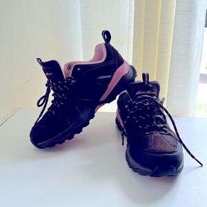 NEW!  EDDIE BAUER LONGVIEW SHOE. BROWN W/PINK INSOLE & ACCENTS- Size 7 1/2 W